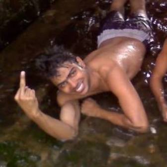 rahul_yadav_flipping_off